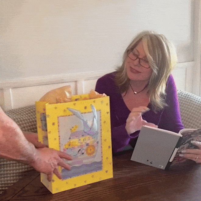 Engraving a personalized gift with the Customizer pen